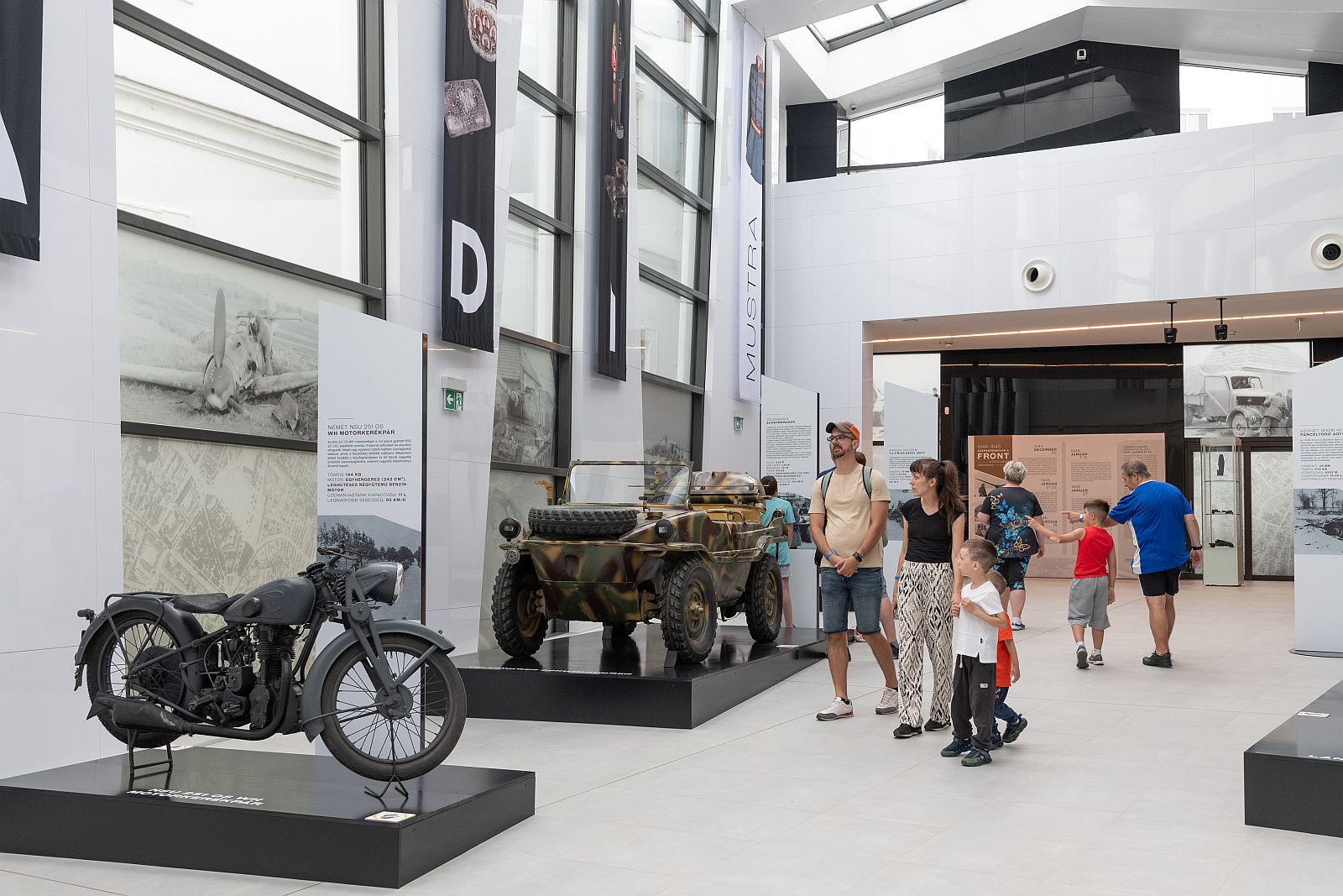 Kígyózó sorok, pezsgő Belváros a Múzeumok Éjszakáján